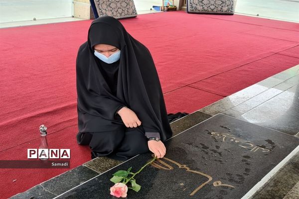 غبارروبی و عطر افشانی گلزار شهدای گمنام توسط دانش‌آموزان