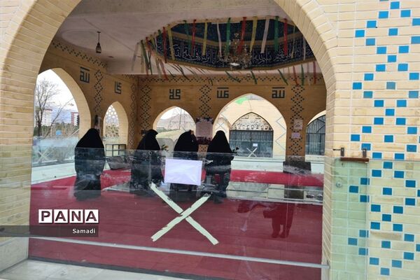غبارروبی و عطر افشانی گلزار شهدای گمنام توسط دانش‌آموزان