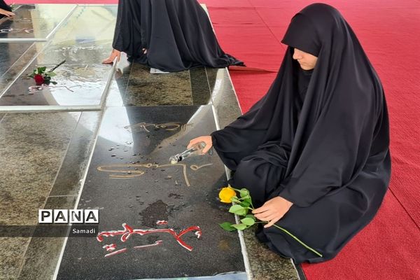 غبارروبی و عطر افشانی گلزار شهدای گمنام توسط دانش‌آموزان