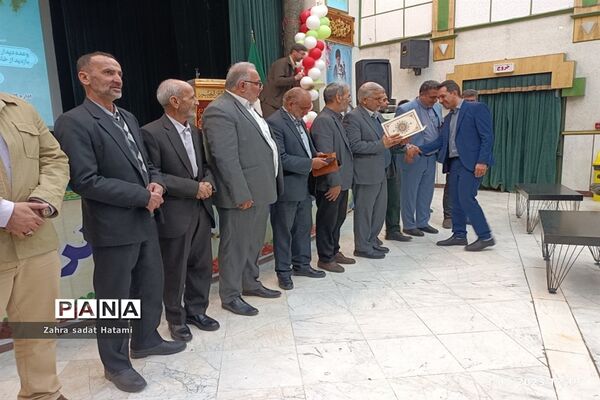 تکریم خانواده‌های شهدای پاکدشت به‌مناسبت بزرگداشت روز شهدا