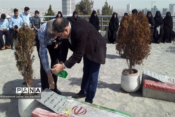 غبارروبی مزار شهدای گمنام در مشهد