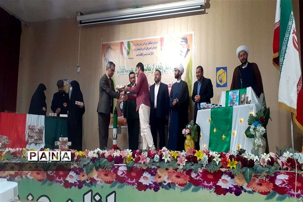 تجلیل از عوامل اجرایی مدرسه انقلاب در شادگان
