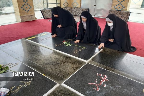 بازدید دانش آموزان منطقه ۱۳ از گلزار شهدای گمنام کوی زینبیه