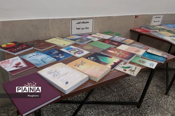 بازدید دانش آموزان منطقه ۱۳ از گلزار شهدای گمنام کوی زینبیه