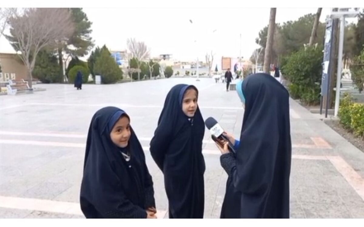 همخوانی سرود سلام فرمانده توسط دهه نودی‌ها در گلستان شهدای اصفهان/فیلم 