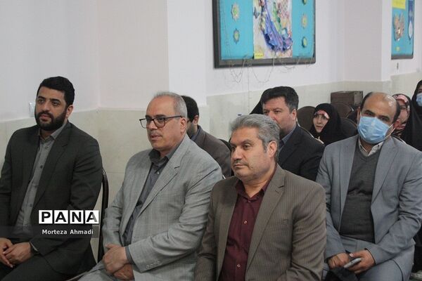 تجلیل از خانواده شهدا در دبستان شاهد لاله‌ها ناحیه یک شهرری
