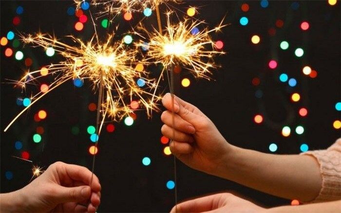 پریدن از روی آتش و طبخ غذای محلی از رسوم جذاب شب چهارشنبه‌سوری است
