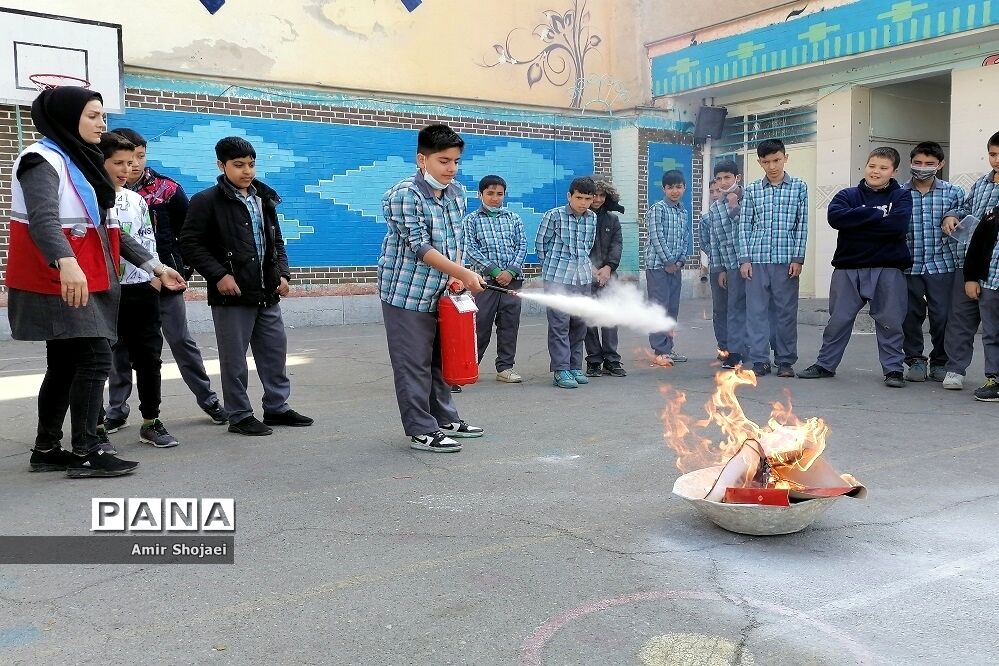 مانور آتش‌سوزی درمدارس شهرستان پیشوا