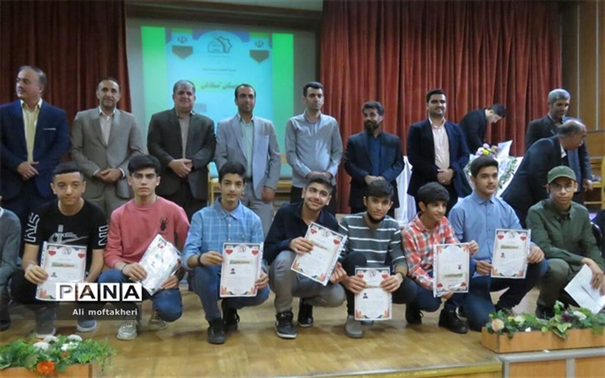 تجلیل از رتبه‌ برترهای دبیرستان انصارالمهدی شهرستان قرچک/فیلم