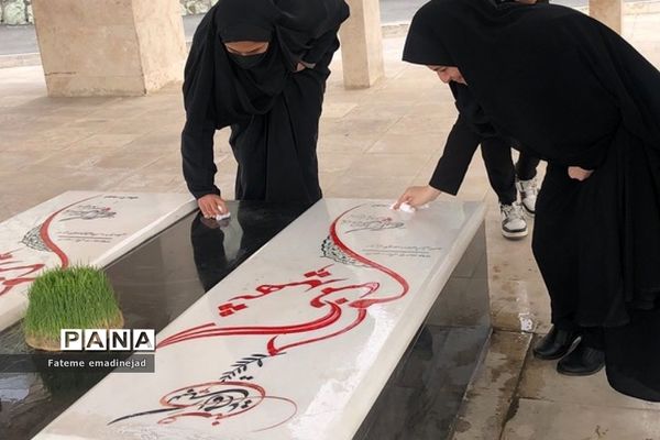 غبارروبی و عطر افشانی مزارشهدای گمنام توسط مدارس رودهن‌