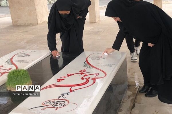 غبارروبی و عطر افشانی مزارشهدای گمنام توسط مدارس رودهن‌