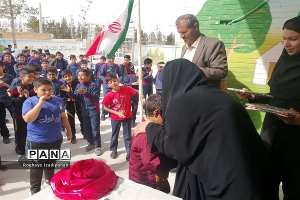 اهدای جوایز به دانش‌آموزان منتخب در مسابقات فرهنگی، هنری، قرآنی، ورزشی و علمی