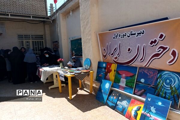 برگزاری بازارچه و نمایشگاه دست سازه‌های دانش‌آموزان دبیرستان دختران ایران