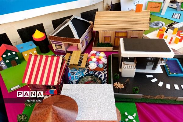 برگزاری بازارچه و نمایشگاه دست سازه‌های دانش‌آموزان دبیرستان دختران ایران
