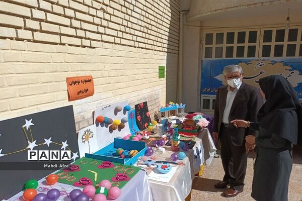 برگزاری بازارچه و نمایشگاه دست سازه‌های دانش‌آموزان دبیرستان دختران ایران