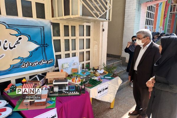 برگزاری بازارچه و نمایشگاه دست سازه‌های دانش‌آموزان دبیرستان دختران ایران