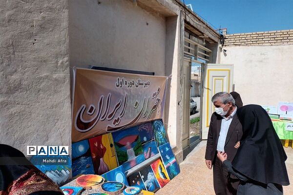برگزاری بازارچه و نمایشگاه دست سازه‌های دانش‌آموزان دبیرستان دختران ایران