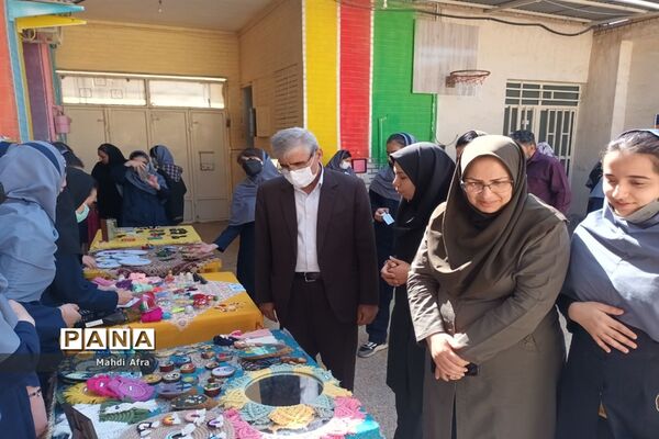 برگزاری بازارچه و نمایشگاه دست سازه‌های دانش‌آموزان دبیرستان دختران ایران