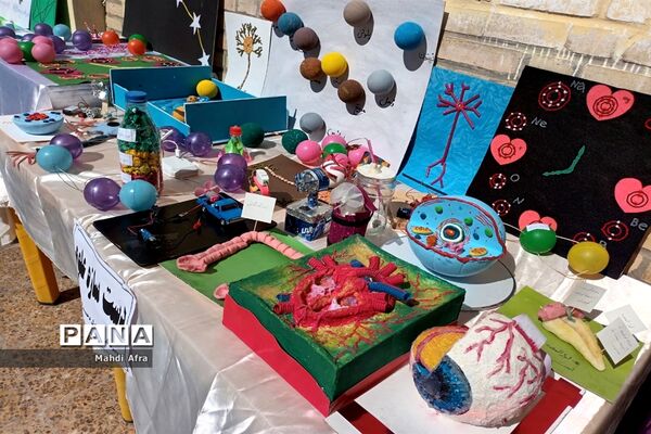 برگزاری بازارچه و نمایشگاه دست سازه‌های دانش‌آموزان دبیرستان دختران ایران