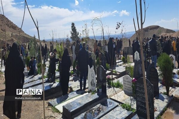 زیارت اهل قبور در پنجشنبه آخر سال در پاکدشت