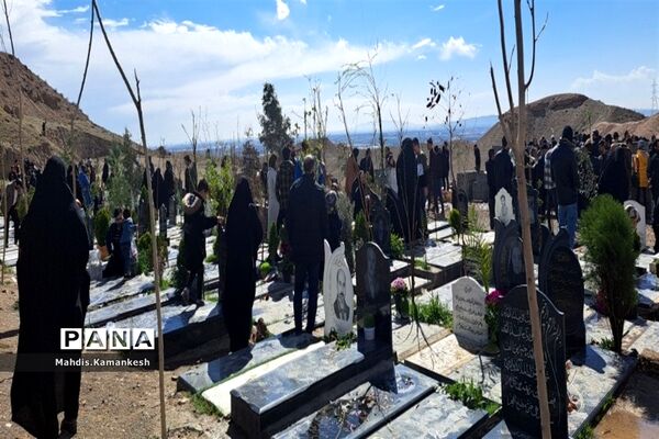 زیارت اهل قبور در پنجشنبه آخر سال در پاکدشت