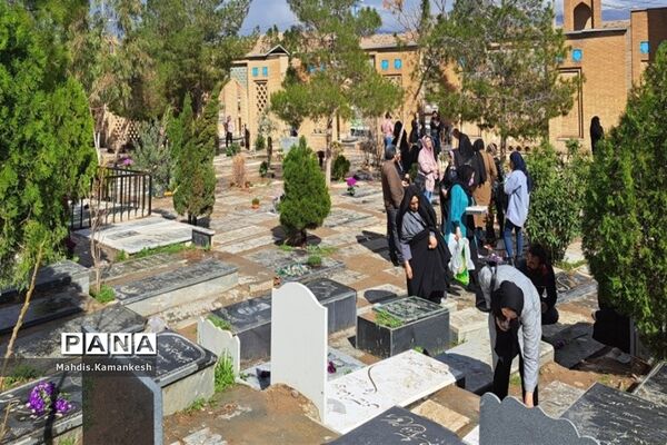 زیارت اهل قبور در پنجشنبه آخر سال در پاکدشت