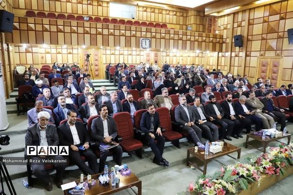 آخرین جلسه شورای اداری 1401 لرستان