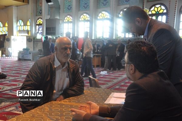 برپایی میز خدمت در مصلی امام خمینی (ره) شهرستان ساری