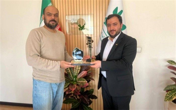 کارگردان «سمپاش» سه تندیس خود را به مدیرعامل کانون اهدا کرد