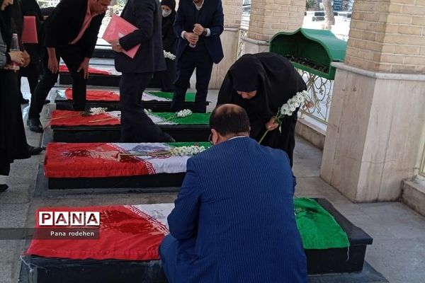 غبارروبی مزار شهدا و دیدار با خانواده شهدا رودهن در آستانه عید نوروز۱۴۰۲