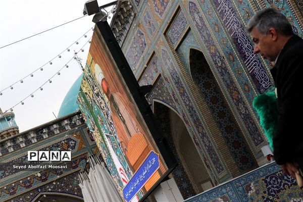 دیدار مقام معظم رهبری با مردم در بارگاه منور رضوی