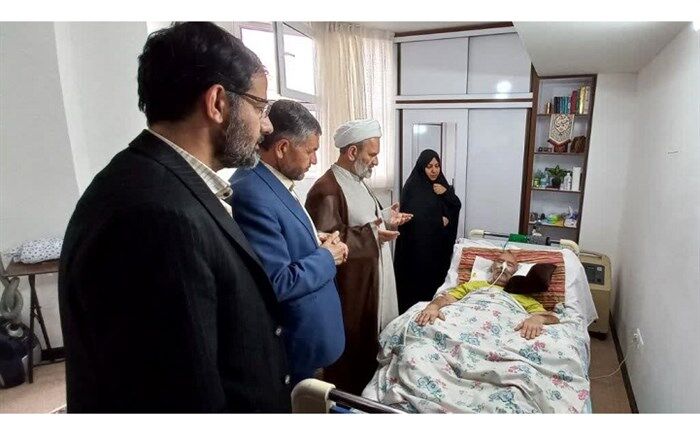 عیادت مدیرکل آموزش و پرورش قم از یک خدمتگزار