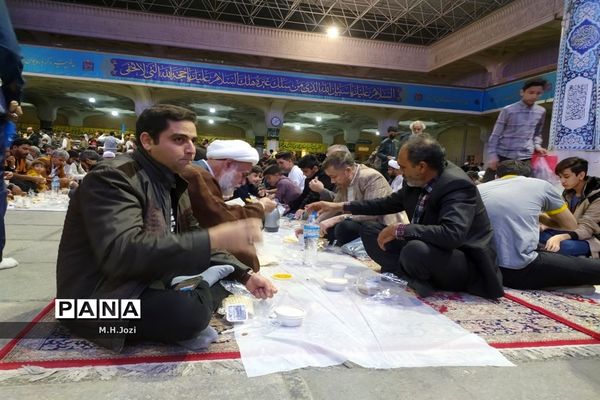 سفره افطاری در حرم حضرت معصومه(س)