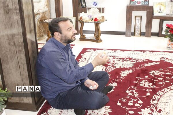 دیدار معاون پرورشی و فرهنگی اداره‌کل آموزش و پرورش و مدیر سازمان دانش‌آموزی استان اصفهان با با خانواده شهید مدافع حرم