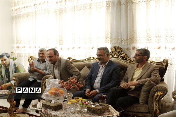 دیدار معاون پرورشی و فرهنگی اداره‌کل آموزش و پرورش و مدیر سازمان دانش‌آموزی استان اصفهان با با خانواده شهید مدافع حرم