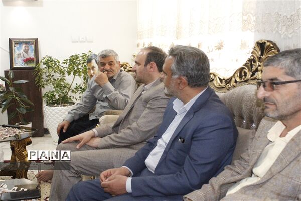 دیدار معاون پرورشی و فرهنگی اداره‌کل آموزش و پرورش و مدیر سازمان دانش‌آموزی استان اصفهان با با خانواده شهید مدافع حرم
