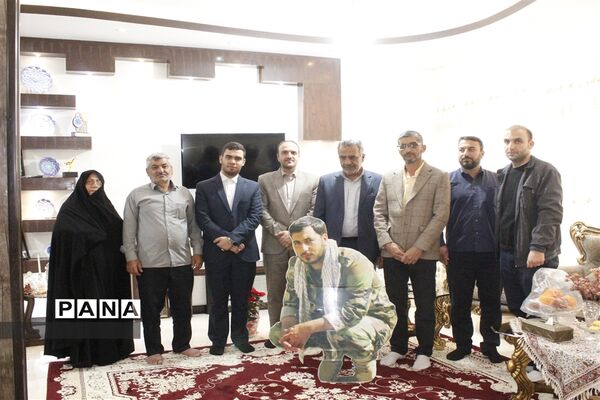 دیدار معاون پرورشی و فرهنگی اداره‌کل آموزش و پرورش و مدیر سازمان دانش‌آموزی استان اصفهان با با خانواده شهید مدافع حرم