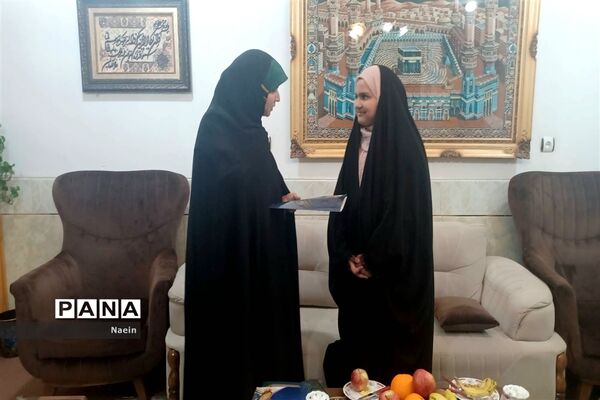 تقدیر نماینده مردم نایین از دانش‌آموز خبرنگار برگزیده در جشنواره کشوری