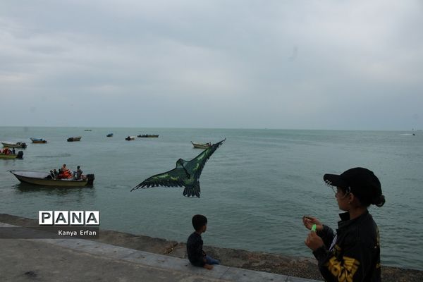 گردشگران نوروزی در ساحل بندر بوشهر