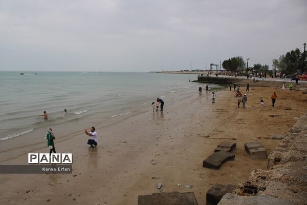 گردشگران نوروزی در ساحل بندر بوشهر
