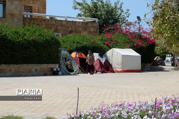 گردشگران نوروزی در ساحل بندر بوشهر