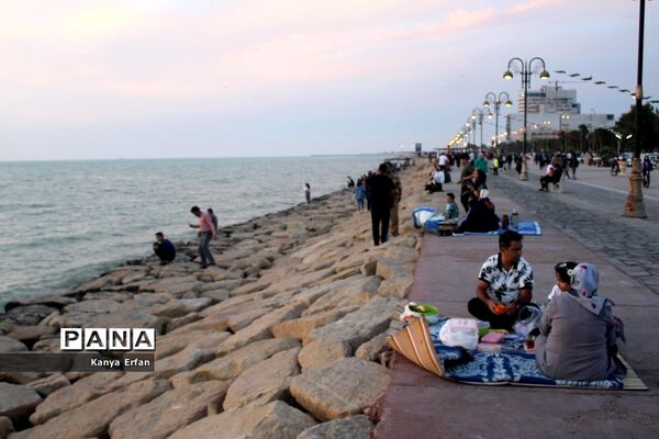 گردشگران نوروزی در ساحل بندر بوشهر