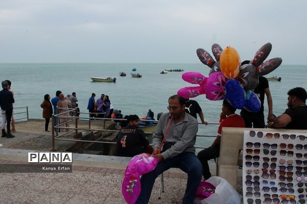 گردشگران نوروزی در ساحل بندر بوشهر