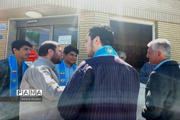 تکریم زائران نوروزی توسط مسئولان سازمان دانش‌آموزی