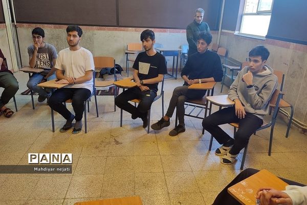 دیدار صمیمی و بصیرتی امام‌جمعه با دانش‌آموزان اردوی مطالعاتی نوروز در دبیرستان شهید بهشتی رودهن