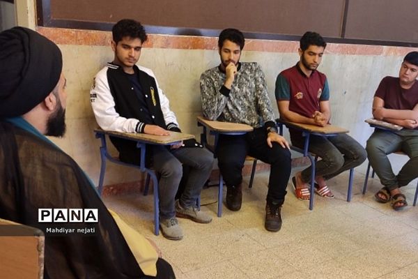 دیدار صمیمی و بصیرتی امام‌جمعه با دانش‌آموزان اردوی مطالعاتی نوروز در دبیرستان شهید بهشتی رودهن