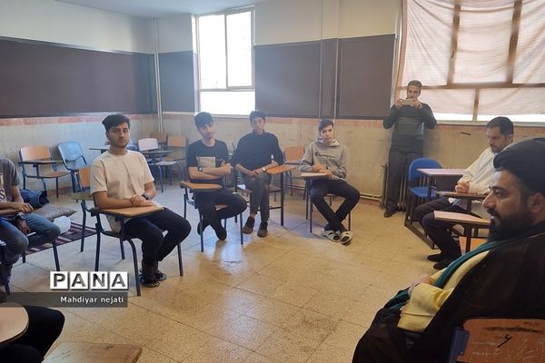 دیدار صمیمی و بصیرتی امام‌جمعه با دانش‌آموزان اردوی مطالعاتی نوروز در دبیرستان شهید بهشتی رودهن