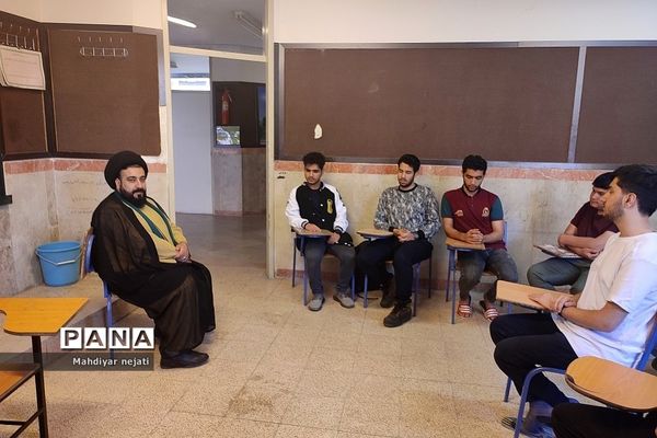 دیدار صمیمی و بصیرتی امام‌جمعه با دانش‌آموزان اردوی مطالعاتی نوروز در دبیرستان شهید بهشتی رودهن