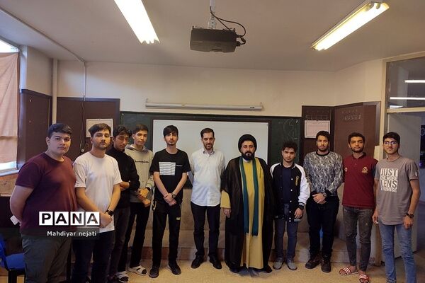 دیدار صمیمی و بصیرتی امام‌جمعه با دانش‌آموزان اردوی مطالعاتی نوروز در دبیرستان شهید بهشتی رودهن