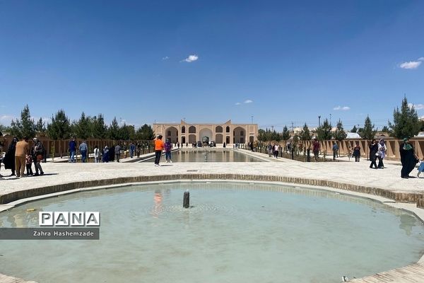 باغ دولت‌آباد، میدان امیر چخماق و هنرهای دستی شهر زیبای ایران